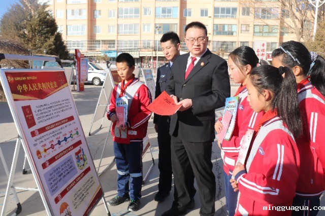 法制副bv伟德官方网站给孩子们现场上法治课.jpg 法制副bv伟德官方网站给孩子们现场上法治课.jpg