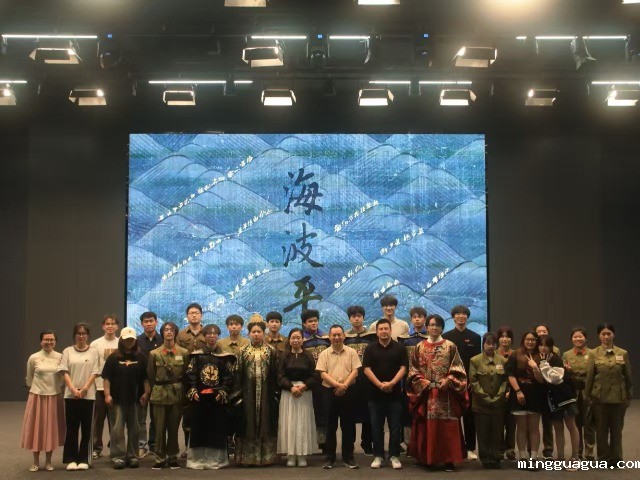 《海波平》剧组师生合影 学校供图.jpg